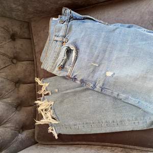 Blåa, slitna, lågmidjade jeans (stretchiga)
