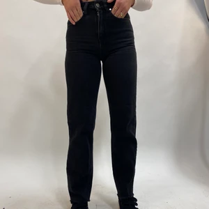 Jeans - Svarta jeans med blixt på höger ficka 🖤