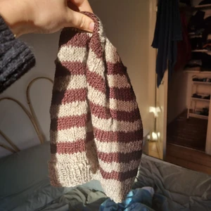 Stickad mössa i brunt o beige  - köpt second hand men aldrig använt. fin luftig stickning, mer vårig än vintrig 