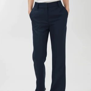 Arket Mörkblåa kostymbyxor - Säljer mina helt nya mörkblåa kostymbyxor från arket. Är storlek 36. De är midrise. Skicka gärna om ni har frågor eller vill ha bilder. Nypris är 790kr. 