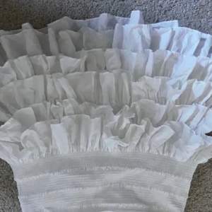 Säljer nu en så snygg vit volang kjol just för att den tyvärr är lite för stor på mig! Den är super snygg nu till sommaren❤️❤️ kontakta för fler bilder o köparen stor för frakt 