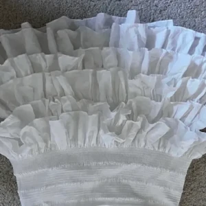 Hm kjol🤩🤩 - Säljer nu en så snygg vit volang kjol just för att den tyvärr är lite för stor på mig! Den är super snygg nu till sommaren❤️❤️ kontakta för fler bilder o köparen stor för frakt 