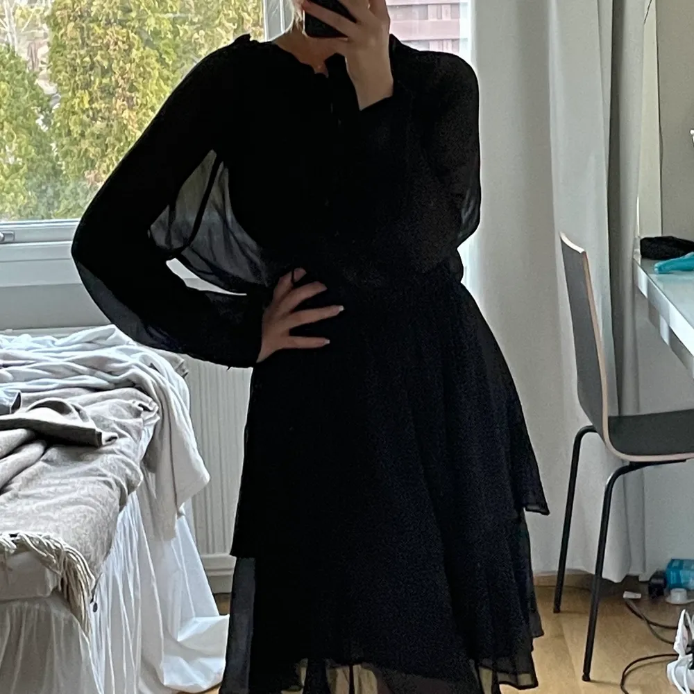 En svart klänning ifrån NA-KD med snörning fram! 🤍 Klänningen är lite stor på mig därav passformen ser lite skum ut!. Klänningar.