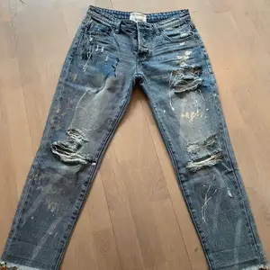 Säljer fina jeans från one teaspoon i storlek W26 men ganska små i storleken. Aldrig använda. Köparen står för frakten.