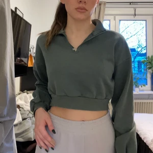 Croppad tröja - Grön mysig tröja från Nelly, knappt använd. Storlek Xs 40kr + 30kr frakt 💚
