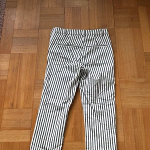 Vit och blårandiga slacks - Slacks från HM. Når mig ca 10cm över ankeln (173cm) 