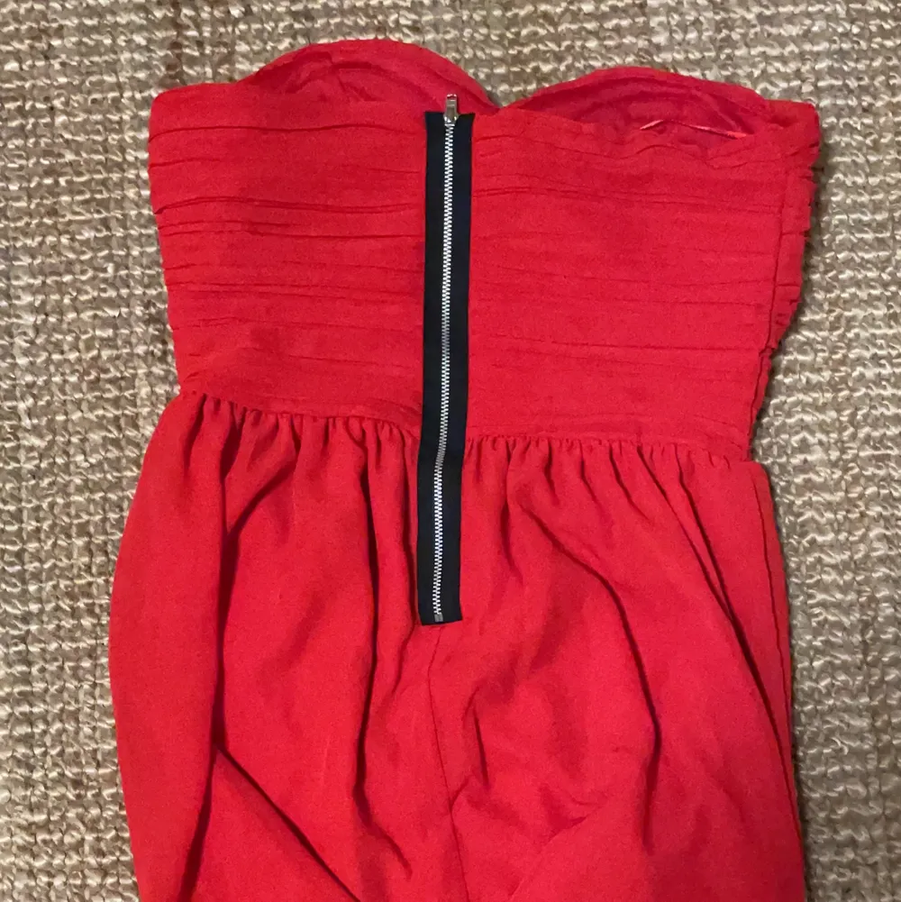 Vad: Röd klänning  Märke: Rare Storlek: 10 (passar en XS/36) Material: Polyester  Skick: Inget anmärka på. Klänningar.