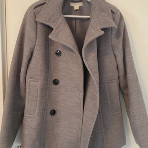 Kort kappa hm - Superfin kortare kappa från hm. Sitter så fint på och är den perfekta längden, men den är tyvärr lite liten på mig. Strl 36. Fraktar eller möts upp i Stockholm.