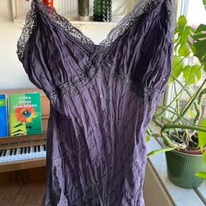 Grått Paljettlinne - Så fint! Köpt second hand. Spets längst med alla sidor, både uppe och nere och fint paljettmönster. Rätt lång i modellen❤️