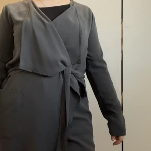 Sommar kappa  - Säljer min tunna sommar kappa den är i mycket bra skick och perfekt inför våren och sommaren ☺️