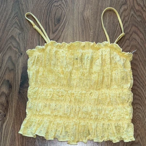 Linne från bikbok - Gult linne från bikbok i storlek s 