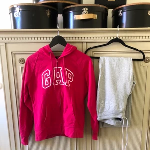 Gap mjukis sett  - Gap mjukissett. Byxorna har lite Flarie i storleken XS, tröjan har storlek M men är rätt så liten i storleken så är mer i XS.