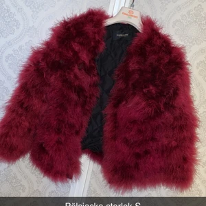 Fjäderjacka  - Den är i storlek S , aldrig använd så den är i fint skick 