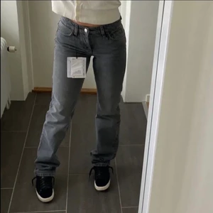 Zara jeans grå - De populära grå lågmidjade jeansen från zara. Köpta här på Plick. Har själv använt de 2 gånger.