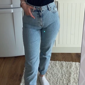 Jeans - Blåa Jens från NA-KD, storlek S, sitter jättefint på men tyvärr försmå för mig