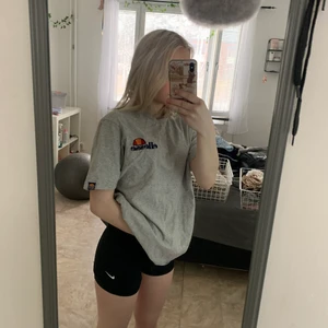 Vanlig t-shirt från ellesse  - Grå tröja från ellesse.aldrig använd då den är för stor för mig,inga skador eller liknande 