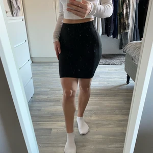 Svart kjol.  - En tight svart kjol från Nelly. 