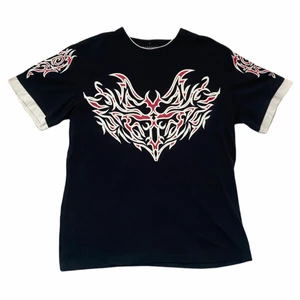 y2k tshirt med tryck - cool tshirt med tryck, från märket santino. perfekt för street style. Passar S-L beroende på önskad passform. Men är def perfekt för oversized look! Köparen står för frakt. ❤️