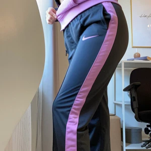 Nike set  - Är 170cm lång och byxorna går ner till fötterna. M på både tröja och byxor. Möts i gbg eller skickas emot fraktkostnad. Byxorna är rätt lågmidjade