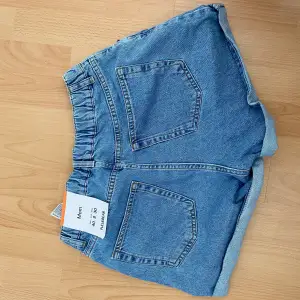 Ett par shorts i oversized model strl 40 men små i storleken , aldrig använda med lapparna kvar