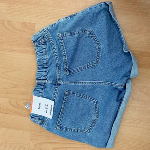 Shorts - Ett par shorts i oversized model strl 40 men små i storleken , aldrig använda med lapparna kvar