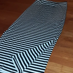 Randig tight kjol - Superfin tight kjol med svartvita ränder. Den har en slits på var sida (se bild 2 för mått). Det står ingen storlek i den, men skulle säga att den kan passa storlekar mellan XS - M, då den är mycket stretchig. Köptes på semester i en mycket "billig" klädaffär. Hör gärna av dig vid frågor💕