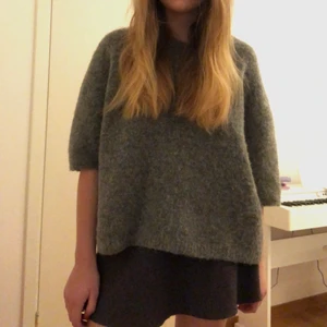 Grå stickad  - Jättefin stickad tröja från Lindex💕Fin till både kjol och shorts. Storlek M, men passar mig som har S. Hör av dig för fler bilder💕Köparen står för frakt