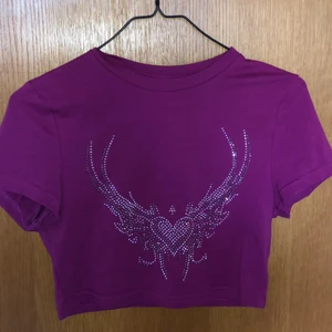 Rosa croppad topp - Lila/ rosa tröja med fint tryck av stenar. Storlek M, men passar mig som vanligtvis har storlek S.         70kr +frakt❤️‍🔥
