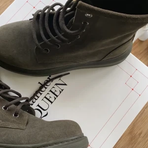 Alexander Mcqueen  - Säljer mina asballa Alexander McQueen boots. Strl 36 passar 36/37. Nypriset är 7000kr. Säljer för 2000 eller bud de e som nya