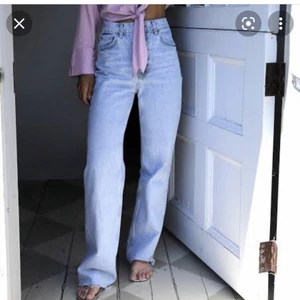 Zara jeans - Säljer dessa snygga jeans från zara som är helt oanvända med lappen kvar i storlek 38💕 Skriv vid intresse och för fler bilder. 