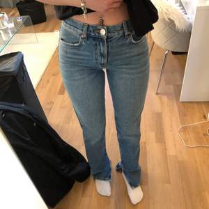 Snygga jeans med slits från Gina Tricot. Helt oanvända, endast testade.  Säljer pågrund av att dom aldrig kommer till användning. Köparen står för frakt.