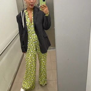 Jättefint set från zara - Använt en gång, bra skick för utom lite slitningar längst ner på byxan