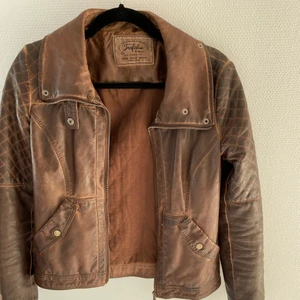 Skinnjacka Zara - Supercool, mörkbrun skinnjacka från Zara. Färgen är mer som bild 2! Stlk M men skulle säga S. ⭐️