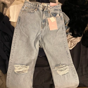 Jeans från pull & bear storlek 36 - Jättefina jeans från pull & bear, aldrig använda och lapparna är fortfarande kvar. Slits längst ner på jeansbenet och hål vid knäna!!✨ 