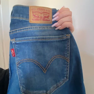 Levis 710 super skinny - Blåa levis jeans i bra skick, lågmidjade!