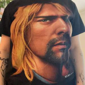 Asball tischa med motiv på Kurt Cobain i färg i fram och svart vitt på ryggen, väldigt bra skick, köpt second hand men känns oanvänd, säljer Pga att den ej kommer till användning.