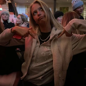 Zip up hoodie med tryck  - Jag säljer min favorit hoodie som är super sköna och snygg men passar tyvärr inte riktigt min stil längre💕💗