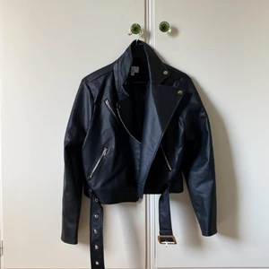 Skinnjacka  - Rensar ur min garderob och säljer denhär skinnjackan som aldrig använts. Inga defekter eller liknande. Köpt för ca 500-700 ungefär. Önskas fler bilder så är det bara att höra av sig