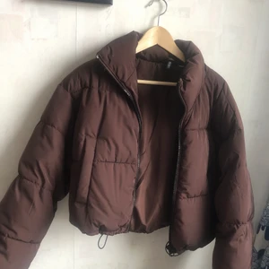 Brun jacka - Den är fluffig mörkbrun har använts 1 gång innan men den kommer aldrig till användning. Den kostar 150kr och med frakt 190kr🤎 passar till våren