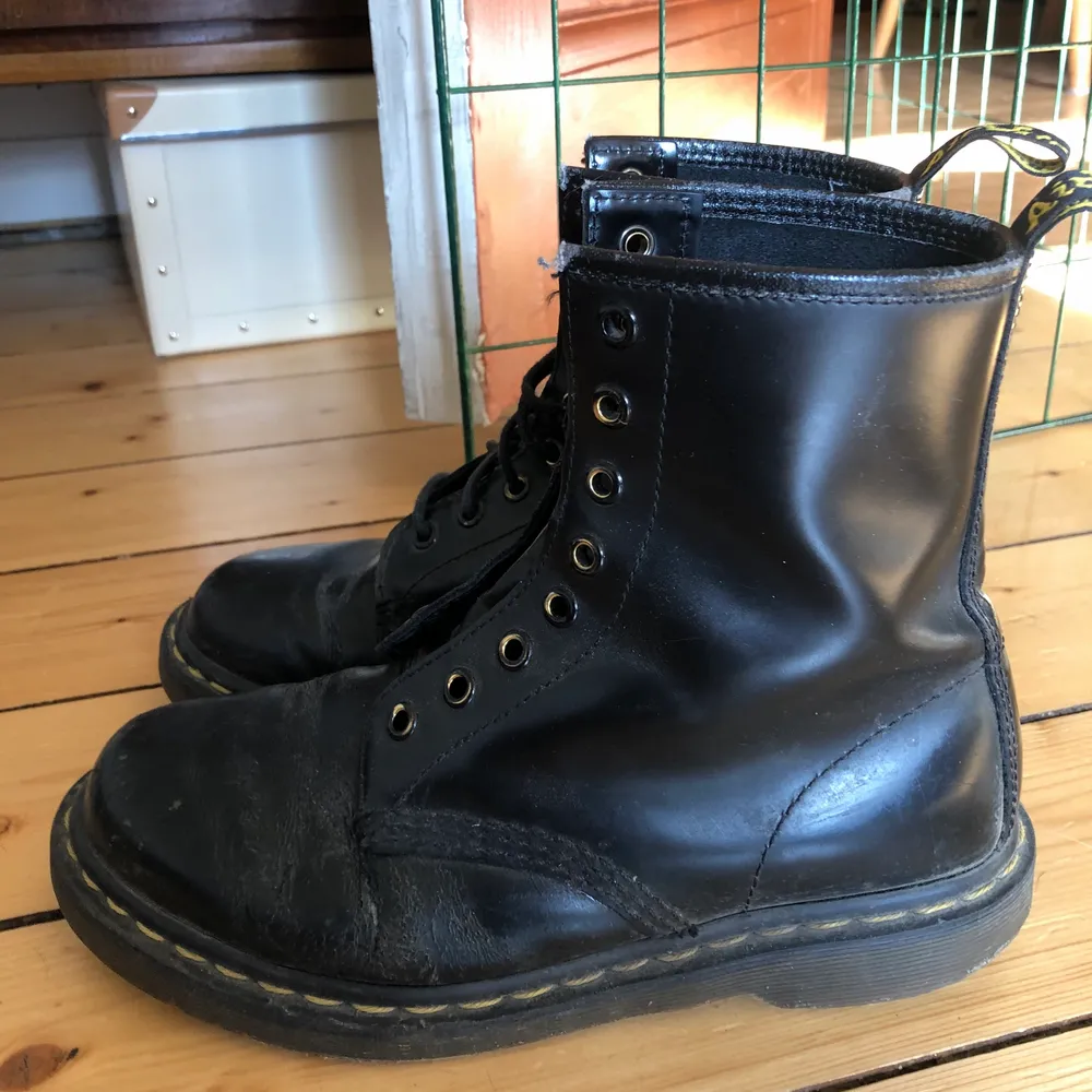 Klassiska Dr Martens storlek 37. Använt skick men har forfarande mer att ge. Litet hål på vänster sko, ena saknar skosnöre. Hämtas i Malmö eller så betalar köparen frakt. . Skor.