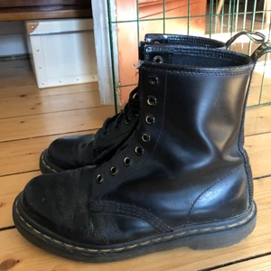 Dr Martens 37 - Klassiska Dr Martens storlek 37. Använt skick men har forfarande mer att ge. Litet hål på vänster sko, ena saknar skosnöre. Hämtas i Malmö eller så betalar köparen frakt. 