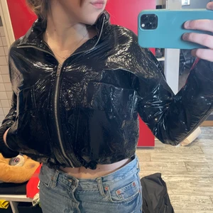 Svart jacka från NA-KD - Jag säljer min super snygga trendiga svarta lack jacka   från NA-KD. Jackan är rätt så gammal men är bara använd 2-3 gånger. Priset kan diskuteras. Köparen står för frakten. Kan mötas upp <3