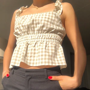 Rutig topp från H&M  - Jätte söt rutig topp från hm i storlek S men passar även XS🤎🤍 Helt ny med lapparna kvar. Slutsåld✨