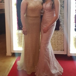 Klänningar storlek S & L - 2 underbara klänningar har används bara 2-3 timmar. Rosan har jag köpt för 2,500kr och säljer den för 1000kr priset kan själv klart diskuteras och komma till ett lägre pris storleken är S. Guldiga klänningen köpt för 2,500kr och säljer den för 700kr och den kan också diskuteras storleken är L och går även bra med XL.