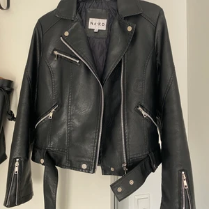 Skinnjacka - Skinnjacka från NA-KD i strl 38. 