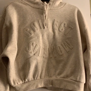Hoodie - Jag säljer denna hoodie från H&M då den inte används. Den är beige, har lite puffigare armar och är lite kortare. Den har använts 2 gånger o är i nyskick! Köparen står för frakten! Jag står ej för postens slarv!