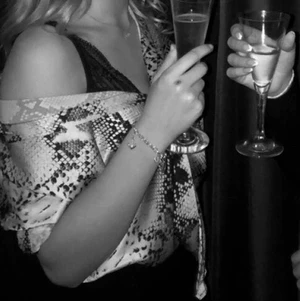 Orm skjorta  - Siden skjorta med ormmönster i storlek S men är lite over sized.