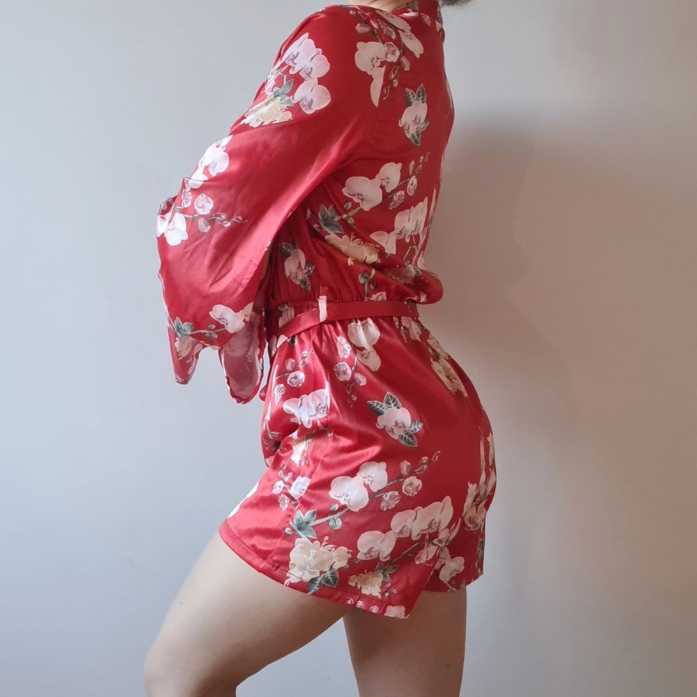 Hannalicious x NA-KD kimono playsuit, storlek 36, röd. Väldigt skönt, lent, lite halkigt & lätt material.. Shorts.