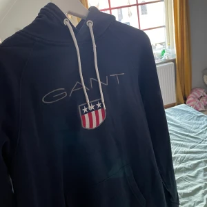 Gant hoodie  - Inga hål och inga konstigheter i den