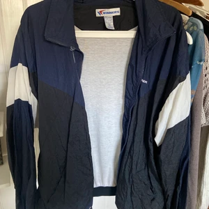 WINDBREAKER TRACK JACKET - Storlek M, men passsr mer som en L😊😊💓💓 Funkar perfekt till våren🥰🥰 Först till kvarn!